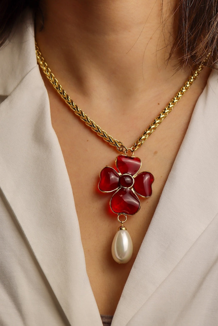 Collier pendentif pâte de verre trèfle à quatre feuilles rouge rubis et chaîne doré et perles
