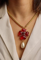 Collier pendentif pâte de verre trèfle à quatre feuilles rouge rubis et chaîne doré et perles