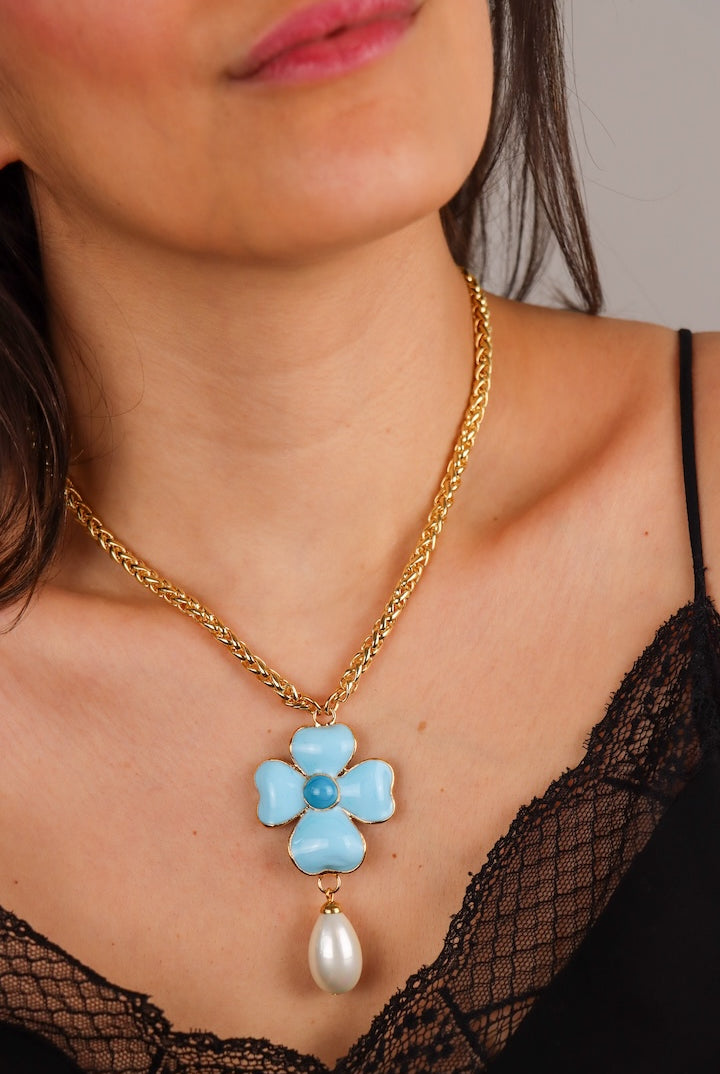 Collier porte bonheur pendentif en pâte de verre motif trèfle à quatre feuille bleu turquoise chaîne dorée