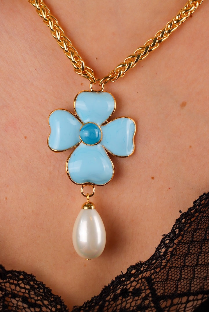 Collier pendentif en pâte de verre motif trèfle à quatre feuille bleu turquoise chaîne dorée bijou fait main