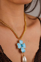Collier pendentif en pâte de verre motif trèfle à quatre feuille bleu turquoise chaîne dorée made in France