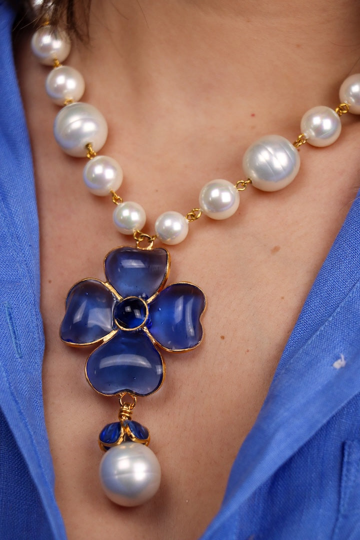 Collier en pâte de verre bleu saphir et en perles blanches fantaisie détail doré chemise bleu tendance été bijou fait main