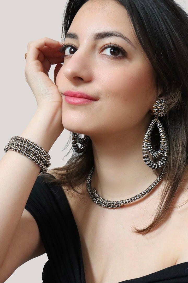 Boucles d'oreilles en perle et strass noir et argentée et le bracelet et collier assortis fabriqué en France