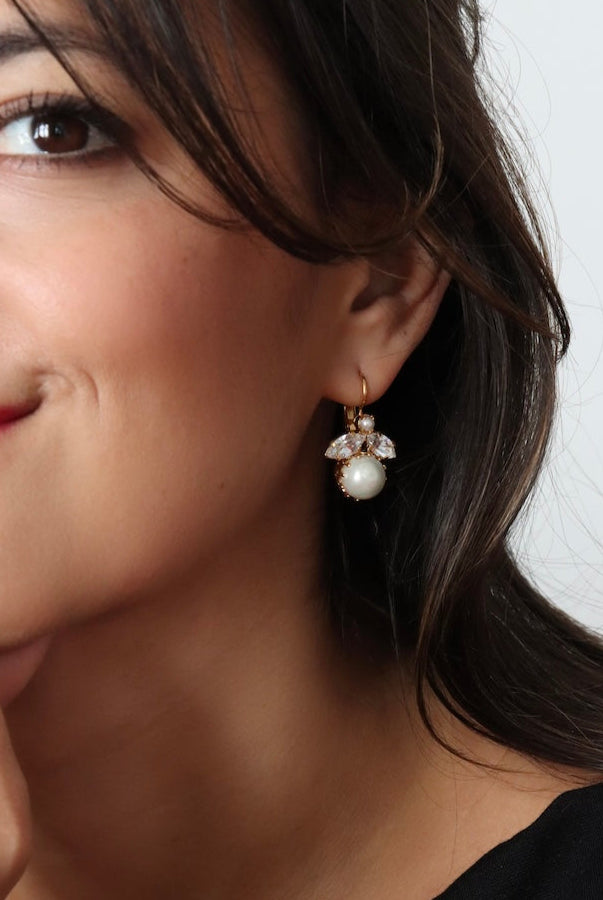 Boucles d'oreilles en forme d'abeilles perles blanches et détail dorée bijou fait main