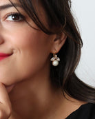 Boucles d'oreilles en forme d'abeilles perles blanches et détail dorée bijou fait main