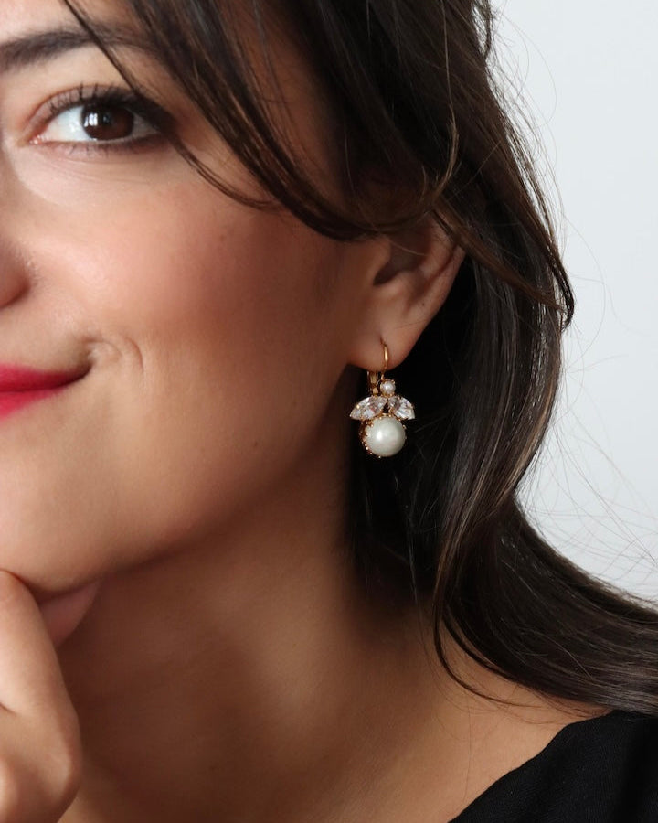 Boucles d'oreilles en forme d'abeilles perles blanches et détail dorée bijou fait main