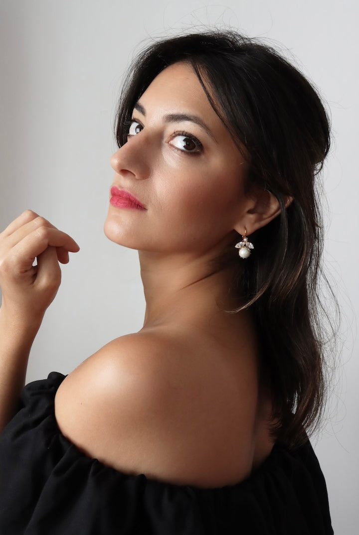 Boucles d'oreilles pendantes en forme d'abeilles et strass et perles blanches et détail dorée bijou fait main en France