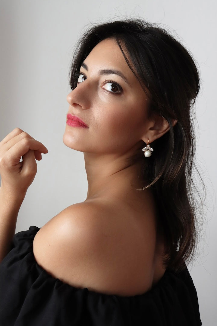 Boucles d'oreilles pendantes en forme d'abeilles et strass et perles blanches et détail dorée bijou fait main en France