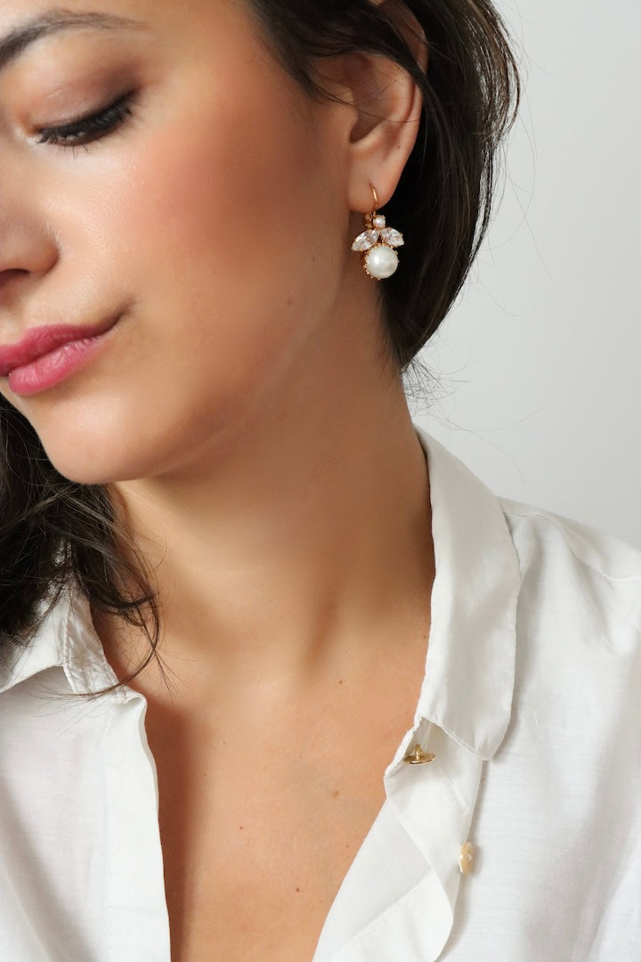 Boucles d'oreilles pendantes d'abeilles perles blanches et détail dorée bijou fait main en France