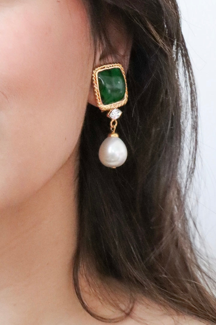 boucles d'oreilles en pâte de verre vert emeraude détail doré et perles fabriqué en france