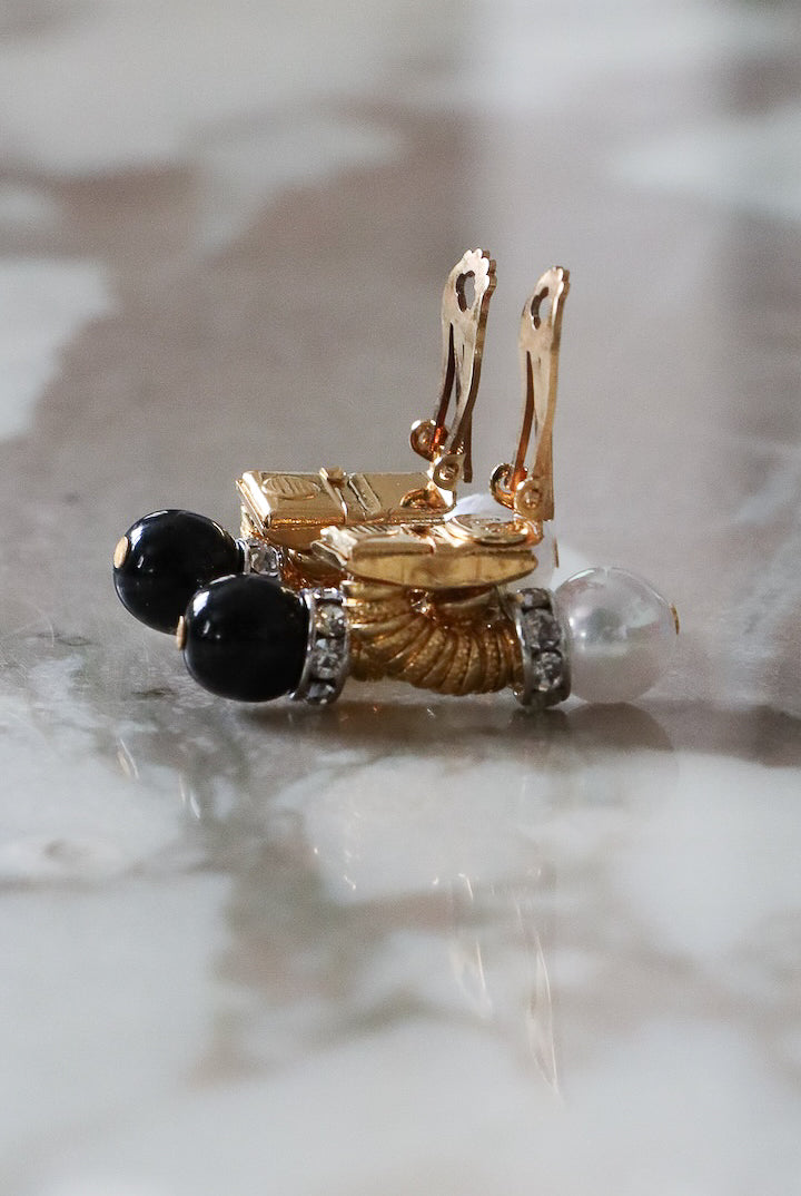 Boucles d'oreilles doré avec fermoir clip détail perles noires et blanches et strass bijou fait main en France