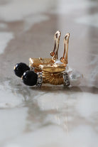 Boucles d'oreilles doré avec fermoir clip détail perles noires et blanches et strass bijou fait main en France