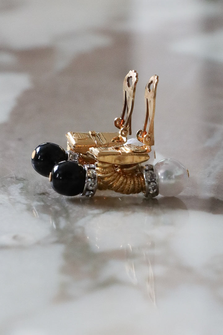Boucles d'oreilles doré avec fermoir clip détail perles noires et blanches et strass bijou fait main en France