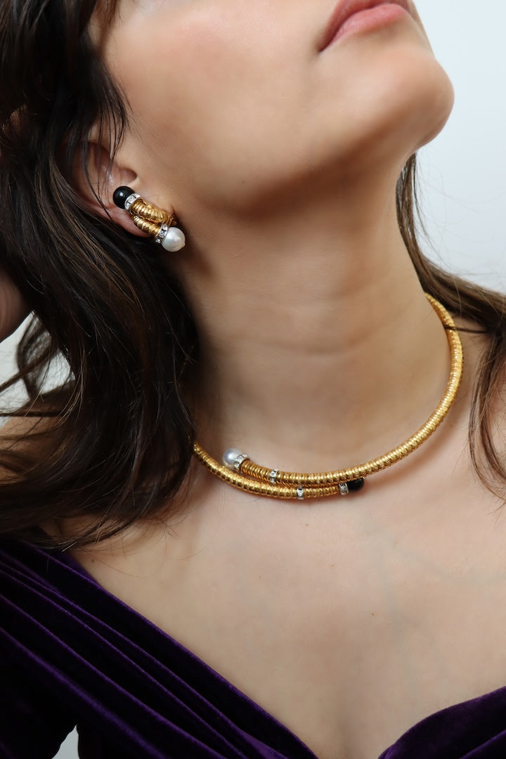 boucles d'oreilles dorée avec détail de perles noir et blanches - fat main - françoise Montague