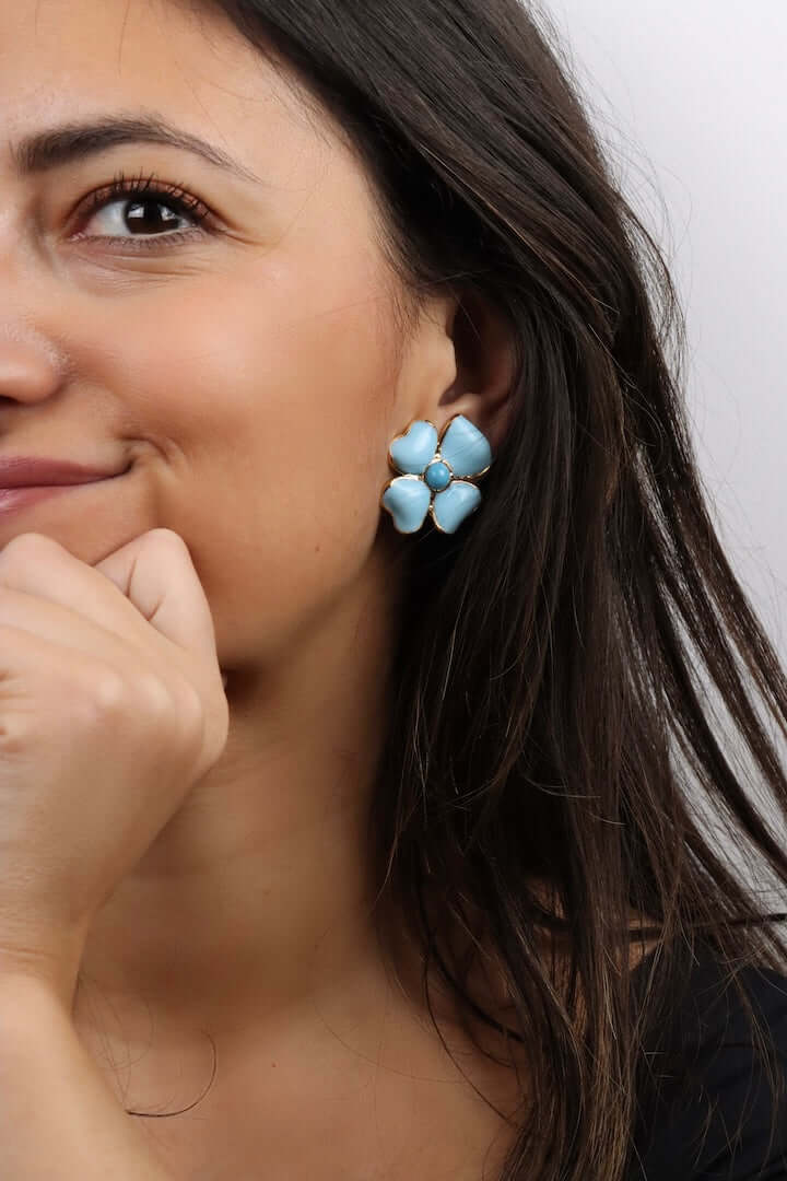 Boucles d'oreilles bleu turquoise trèfle à quatre feuille bijou fait main en pâte de verre