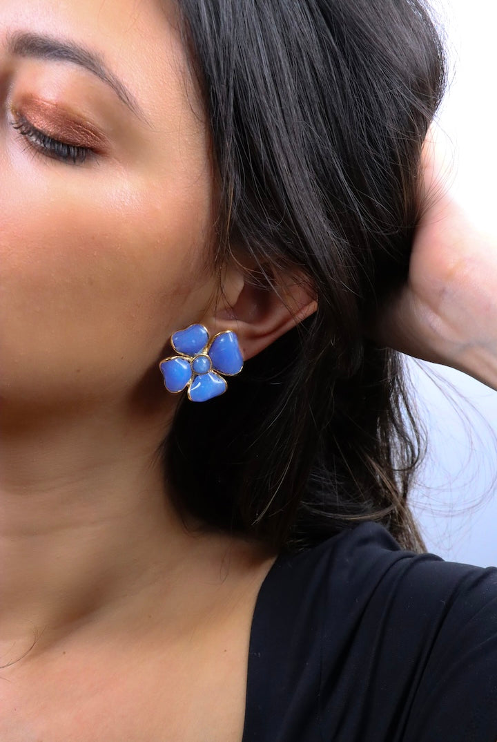 Zoom Boucles d'oreilles portée Amalfi pâte de verre Bleu jean coulée flamme atelier Paris Françoise Montague