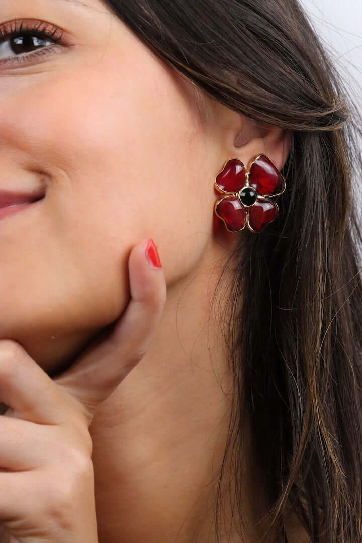 Boucles d'oreilles rouge rubis en forme de trèfle en pâte de verre bijou fait main en France