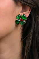 Boucles d'oreilles fermoir clip doré en pâte de verre motif trèfle à quatre feuille vert émeraude et centre rouge rubis