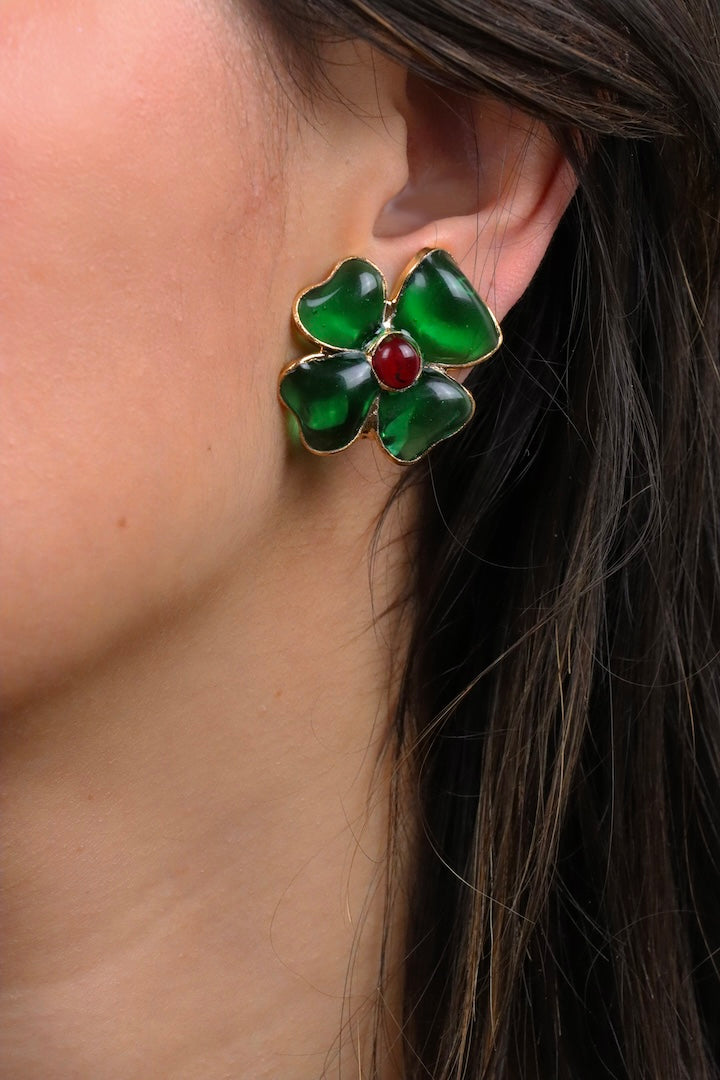 Boucles d'oreilles fermoir clip doré en pâte de verre motif trèfle à quatre feuille vert émeraude et centre rouge rubis
