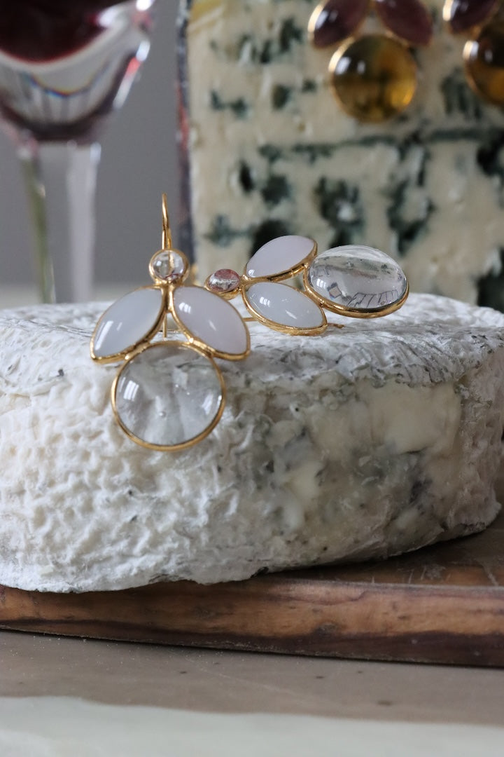 Boucles d'oreilles en forme d'abeille en pâte de verre fantaisie de luxe en transparent cristal et détail doré