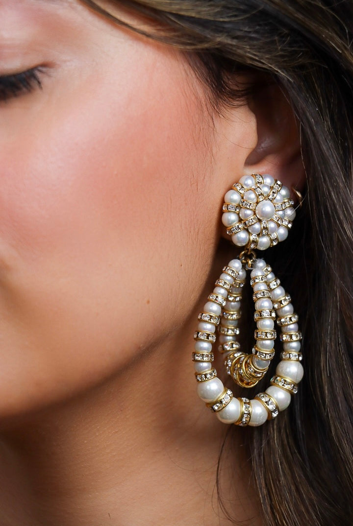 Boucles d'oreilles en perles blanches et en rondelles de strass dorée avec un fermoir clip doré