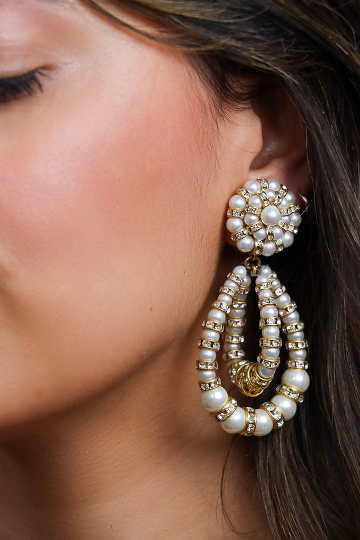 Boucles d'oreilles en perles blanches et en rondelles de strass dorée avec un fermoir clip doré