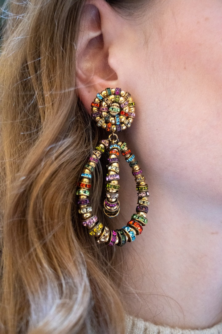Boucles d'oreilles pendantes de taille moyenne en perles dorée et rondelle de strass multicolore bijou de haute fantaisie