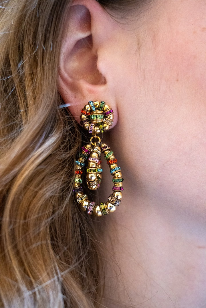 petites boucles d'oreilles pendantes faites à la main en perles dorées et rondelle de strass multi colore