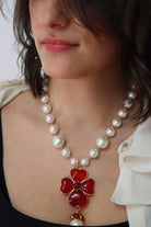 Bijoux pour femme fantaisie collier en perles blanches et pendentif motif trèfle en pâte de verre rouge rubis