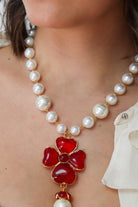Bijou fantaisie collier en perles et pendentif en pâte de verre rouge rubis trèfle à quatre feuilles mode