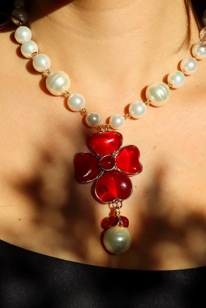 Collier femme tendance fantaisie en perles et en pâte de verre rouge rubis Lucky charms paris