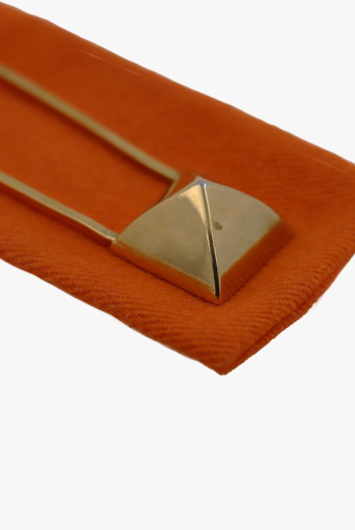 Détail broche Hermes paris accessoire fantaisie de luxe vintage collection doré et orange