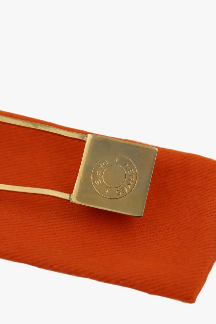 Detail signature de la broche hermes Paris vintage dorée pochette orange