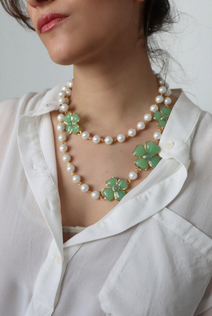 Sautoir en perles et pendentif trèfle en pâte de verre vert - fait à la main