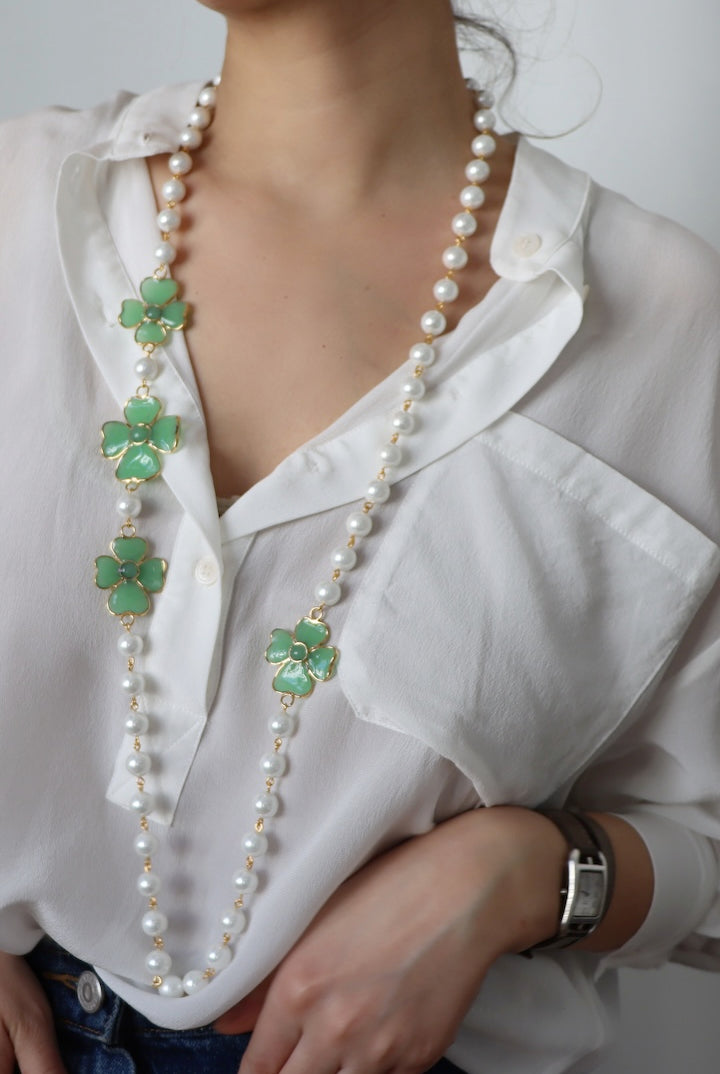 Sautoir en perles blanche et en pâte de verre vert - Françoise Montague