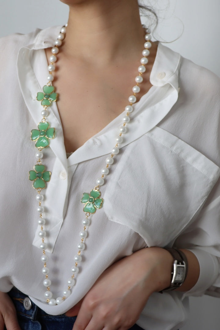 Sautoir en perles blanche et en pâte de verre vert - Françoise Montague