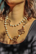 Long collier en perles et motif trèfles en pâte de vert blanc trasnparent détail doré bijou fantaisie