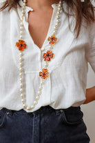 Sautoir en perles blanche fantaisie et motif trèfle en pâte de verre fait à la main en France