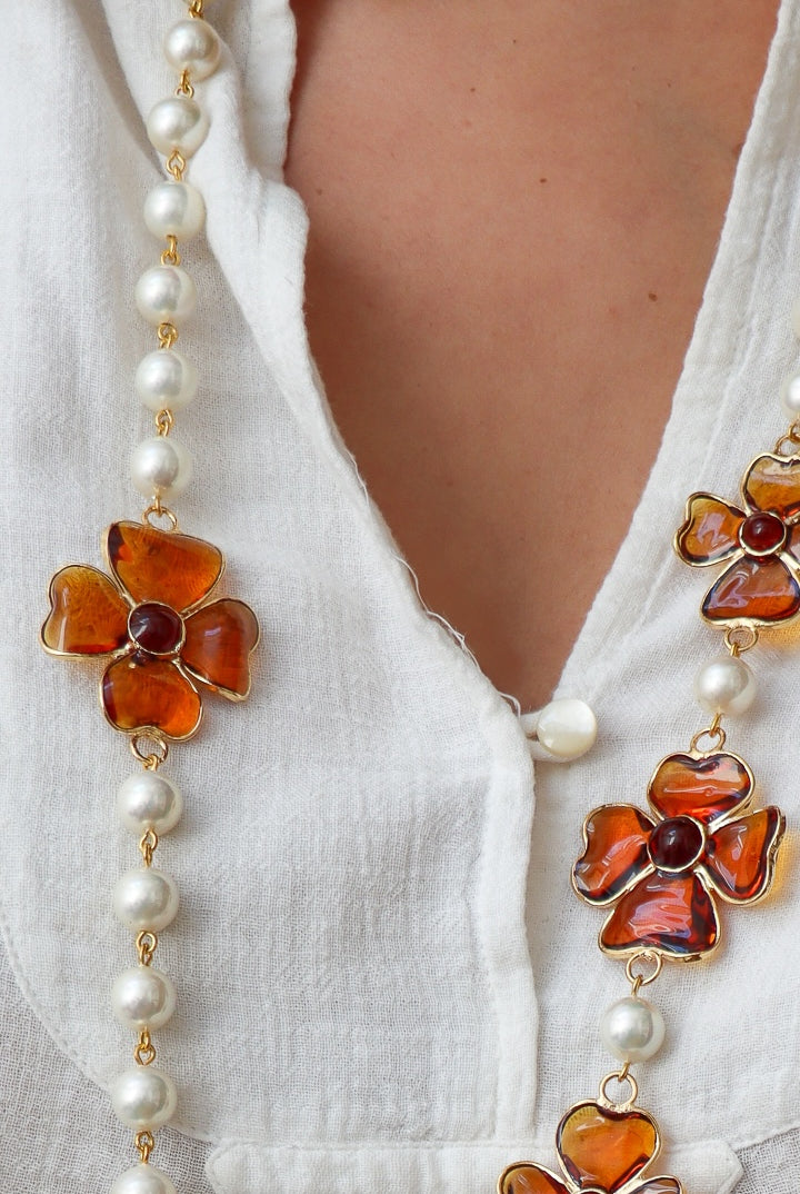 Long Collier en perles blanche fantaisie et motif trèfle en pâte de verre fait à la main