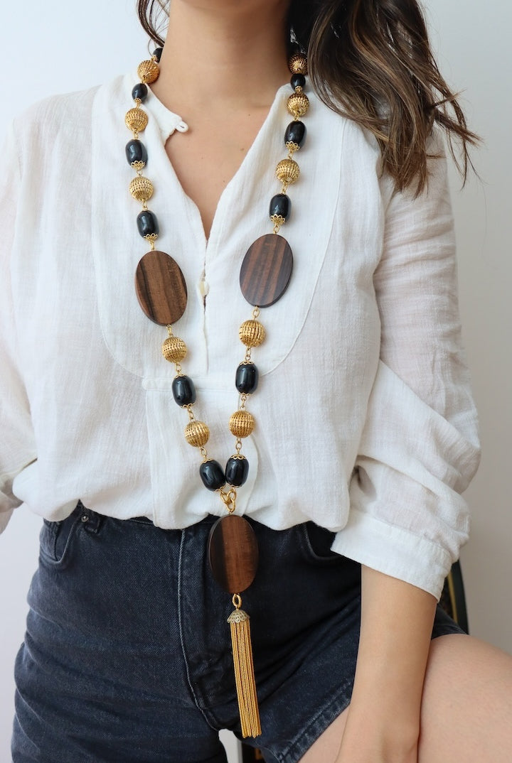Collier Long Sautoir en perles noir, détail de bois et détail doré - bijou fantaisie de luxe fait à la main en France - FM
