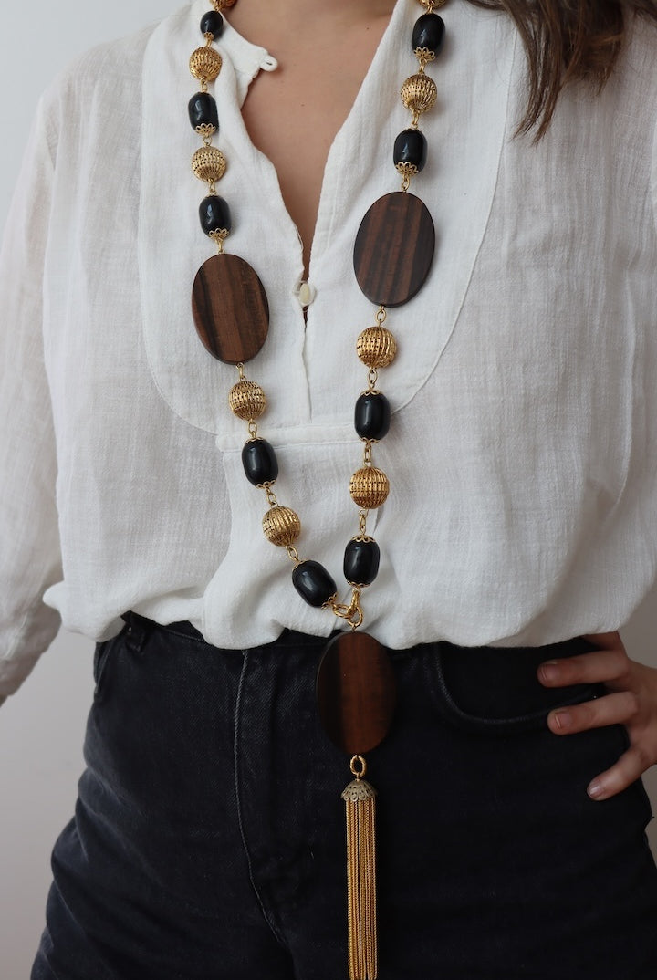 Collier Long en perles noir, détail doré et rond en bois - bijou fantaisie fait à la main en France