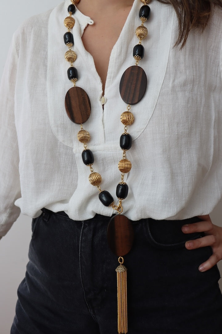 Collier Long en perles noir, détail doré et rond en bois - bijou fantaisie fait à la main en France