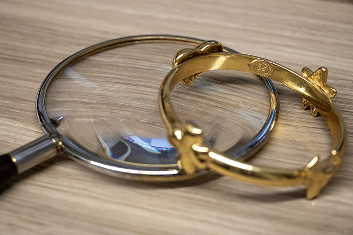 Bracelet vintage de marque dorée et une loupe - expertise du vintage - pièce unique 