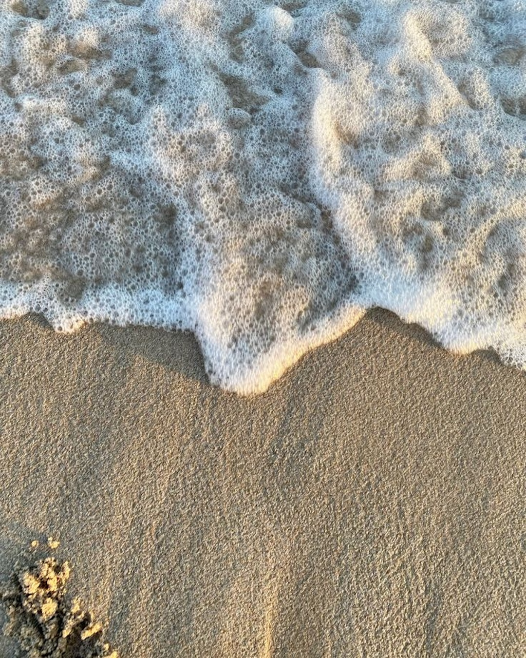 Vague sur une plage de sable blanc