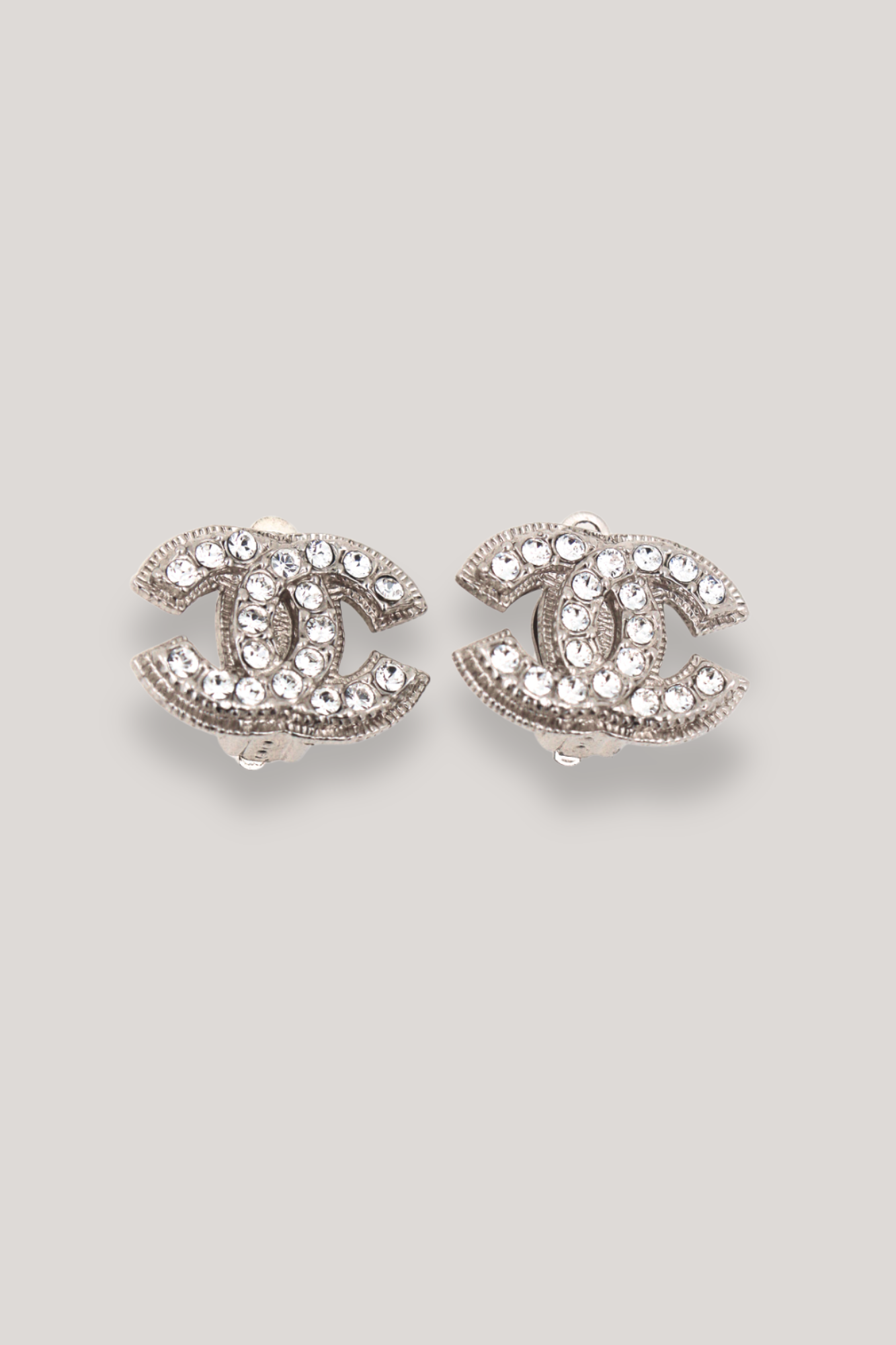 Boucles d'oreilles Chanel vintage argentée détail strass fermoir clip femme 