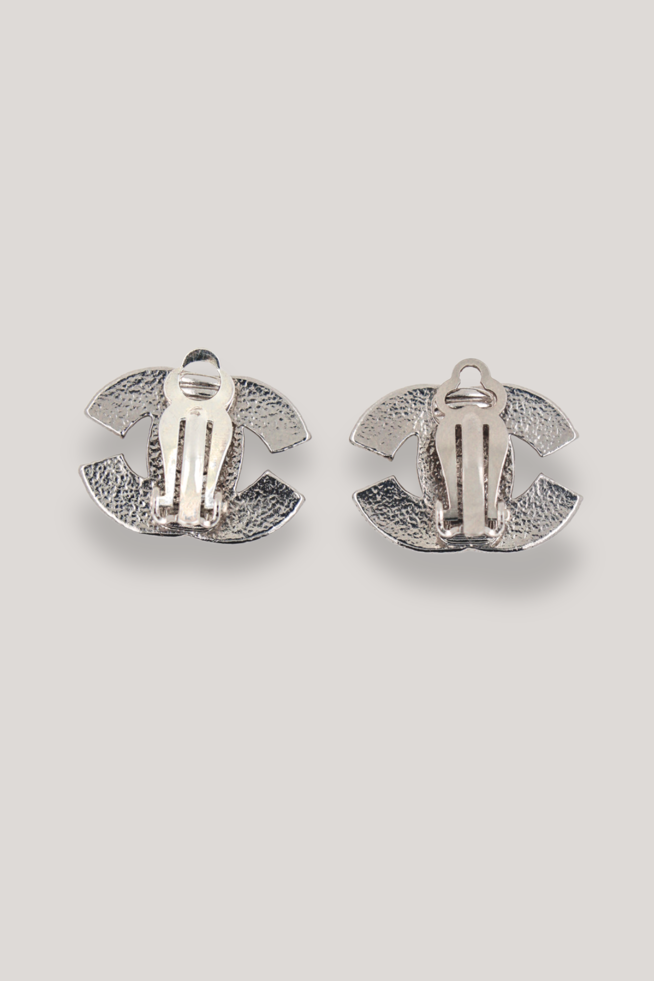 Paire de boucles d'oreilles Chanel vintage argentées fermoir clip signée