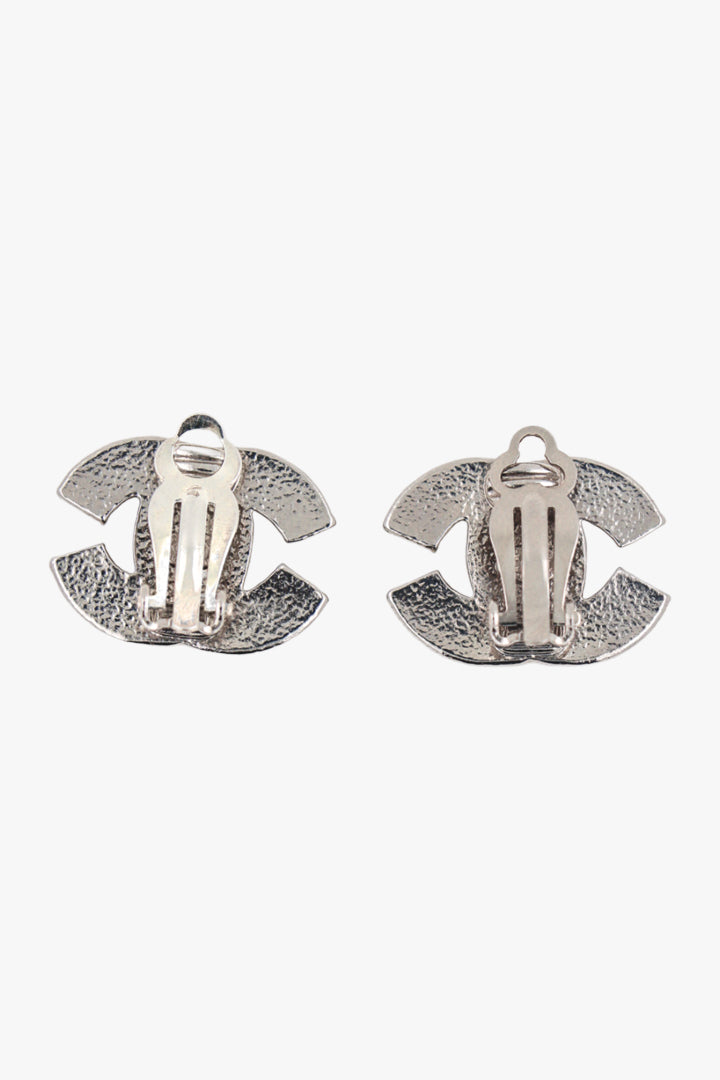 Paire de boucles d'oreilles Chanel vintage argentées fermoir clip signée