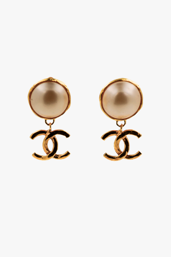 Boucles d'oreilles dorée et perles centrale nacrée bijouterie fantaisie de luxe Chanel signée 