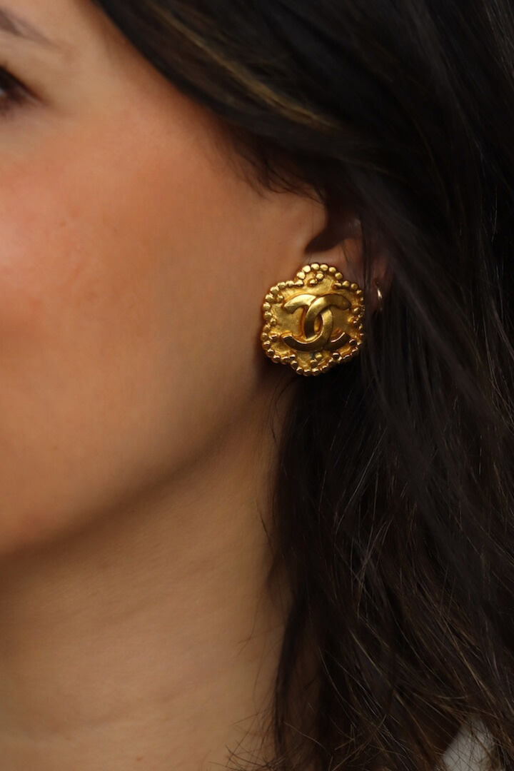 Boucles d'oreilles dorées vintage Chanel avec logo et fermoir clip 