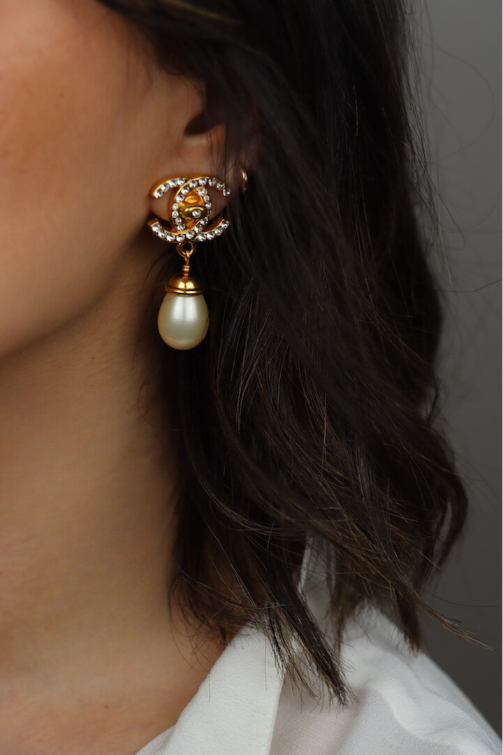Boucles d'oreilles chanel vintage doré avec une perles fantaisie et des détail de strass sur le logo 